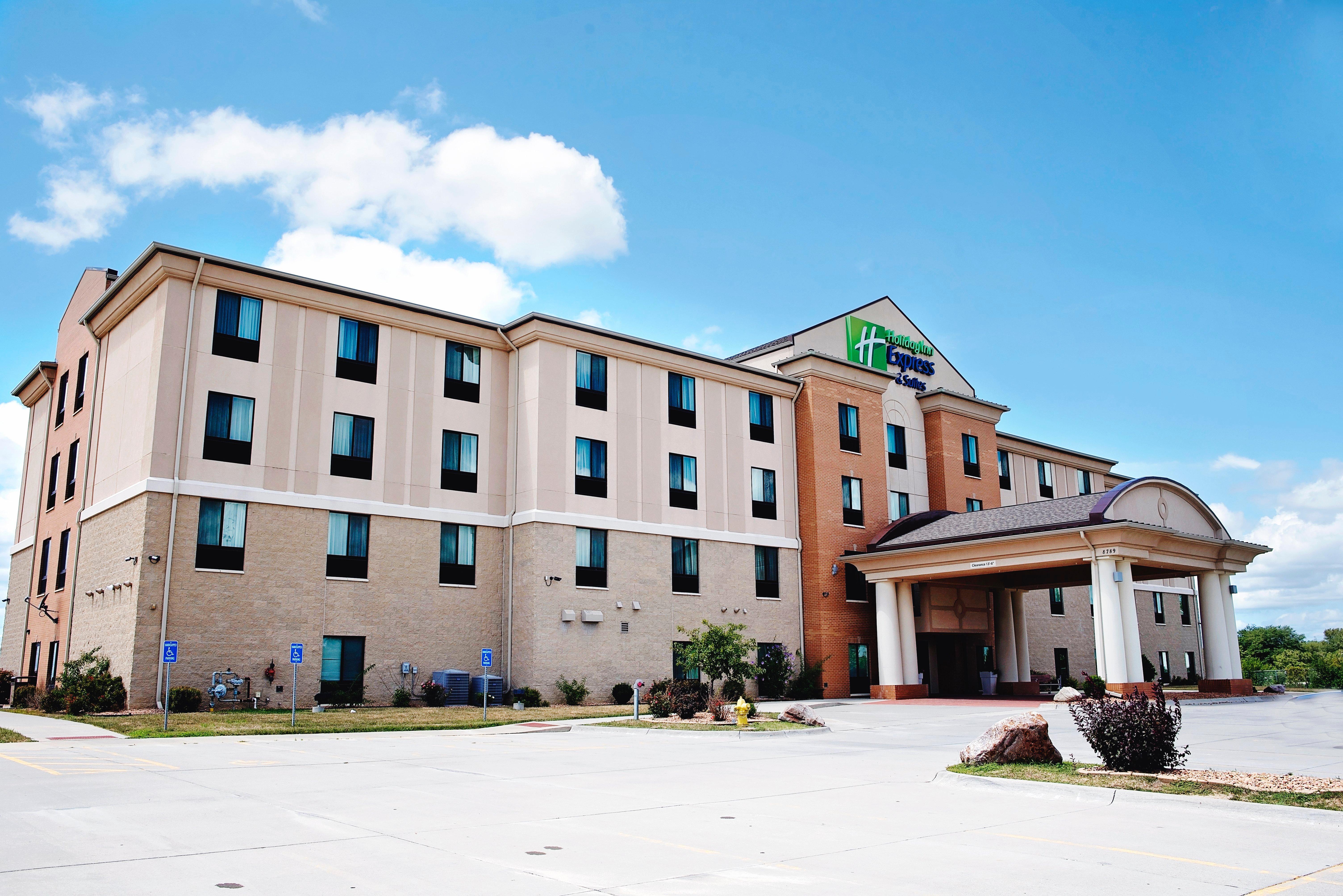 Holiday Inn Express And Suites Urbandale Des Moines, An Ihg Hotel Exteriör bild