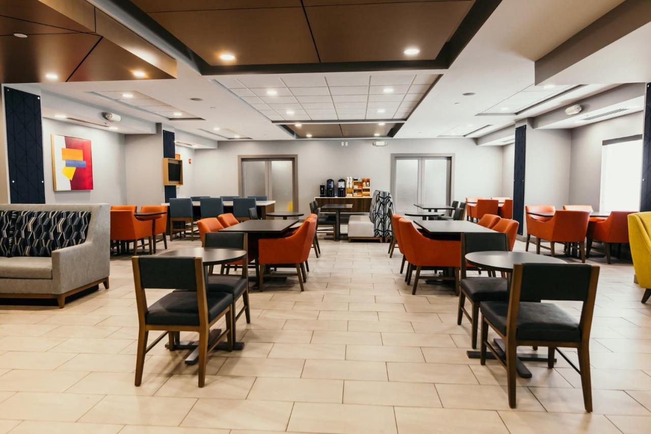 Holiday Inn Express And Suites Urbandale Des Moines, An Ihg Hotel Exteriör bild